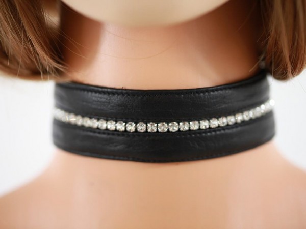 Lederhalsband mit einer Reihe Swarovski-Strass